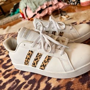 SOLD 🔥ADIDAS leopard stripes in 8. Worn once.